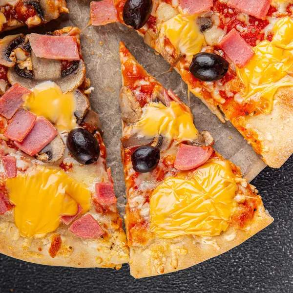 Pizza jambonu, mantar, zeytin, peynir aperatif sebze taze lezzetli gurme yemek arkaplanı masa rustik gıda üst görünümü fotokopi alanı