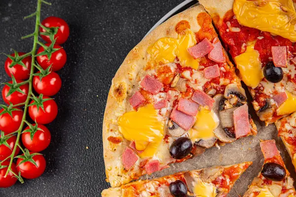 Pizza jambonu, mantar, zeytin, peynir aperatif sebze taze lezzetli gurme yemek arkaplanı masa rustik gıda üst görünümü fotokopi alanı