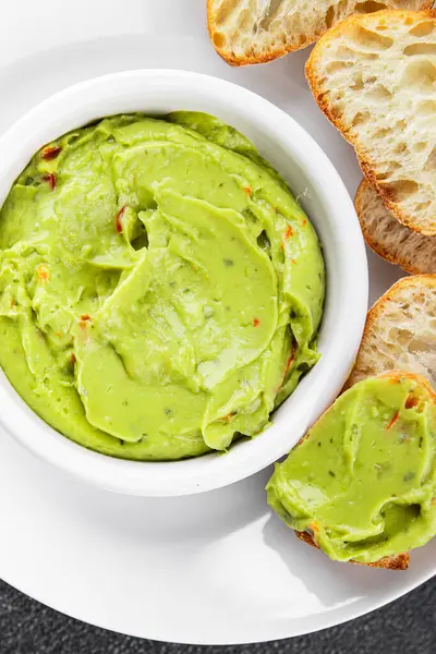 Guacamole dip avokado sosu soğuk aperatif sebze ezmesi organik ürün taze lezzetli gurme yemek arkaplanı masa rustik gıda üst görünümü fotokopi alanı 