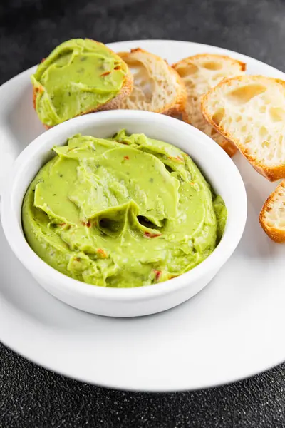 Guacamole dip avokado sosu soğuk aperatif sebze ezmesi organik ürün taze lezzetli gurme yemek arkaplanı masa rustik gıda üst görünümü fotokopi alanı 