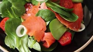 Salata somonu, deniz ürünleri aperatif sebze taze lezzetli gurme yemek arkaplanı masa kırsal yiyeceklerin üst görünümü fotokopi alanı. 