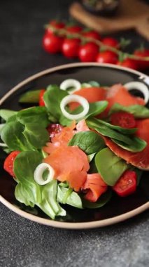 Salata somonu, deniz ürünleri aperatif sebze taze lezzetli gurme yemek arkaplanı masa kırsal yiyeceklerin üst görünümü fotokopi alanı. 