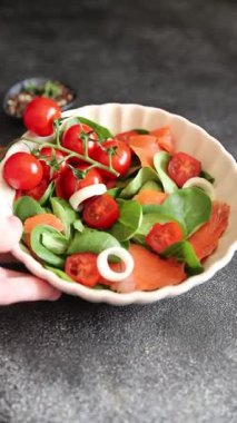 Salata somonu, deniz ürünleri aperatif sebze taze lezzetli gurme yemek arkaplanı masa kırsal yiyeceklerin üst görünümü fotokopi alanı. 