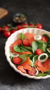 Salata somonu, deniz ürünleri aperatif sebze taze lezzetli gurme yemek arkaplanı masa kırsal yiyeceklerin üst görünümü fotokopi alanı. 