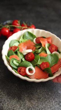Salata somonu, deniz ürünleri aperatif sebze taze lezzetli gurme yemek arkaplanı masa kırsal yiyeceklerin üst görünümü fotokopi alanı. 