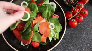 Salata somonu, deniz ürünleri aperatif sebze taze lezzetli gurme yemek arkaplanı masa kırsal yiyeceklerin üst görünümü fotokopi alanı. 