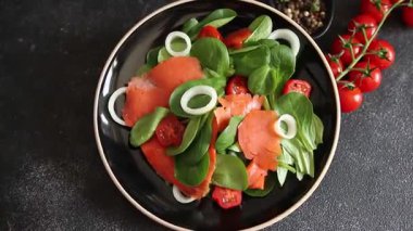Salata somonu, deniz ürünleri aperatif sebze taze lezzetli gurme yemek arkaplanı masa kırsal yiyeceklerin üst görünümü fotokopi alanı. 