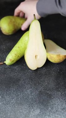 Meyveli armut sulu tatlı gurme yemek arkaplan masa üzerinde rustik gıda üst görünüm kopyalama alanı