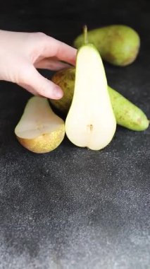 Meyveli armut sulu tatlı gurme yemek arkaplan masa üzerinde rustik gıda üst görünüm kopyalama alanı