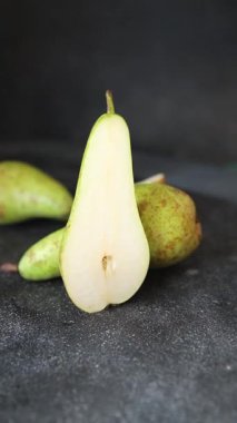 Meyveli armut sulu tatlı gurme yemek arkaplan masa üzerinde rustik gıda üst görünüm kopyalama alanı