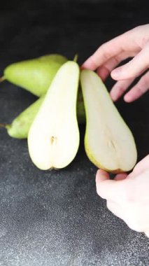 Meyveli armut sulu tatlı gurme yemek arkaplan masa üzerinde rustik gıda üst görünüm kopyalama alanı