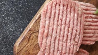 Çiğ et pirzolası domuz eti eti et yemeği organik lezzetli gurme yemek arka planı masa rustik gıda üst görünüm fotokopi alanı
