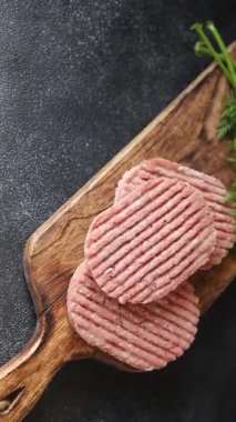 Çiğ et pirzolası domuz eti eti et yemeği organik lezzetli gurme yemek arka planı masa rustik gıda üst görünüm fotokopi alanı