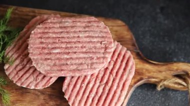 Çiğ et pirzolası domuz eti eti et yemeği organik lezzetli gurme yemek arka planı masa rustik gıda üst görünüm fotokopi alanı