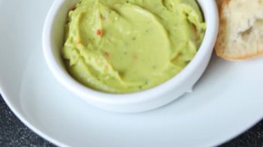 Guacamole dip avokado sosu soğuk meze sebze ezmesi taze organik lezzetli gurme yemek arka planı masa rustik gıda üst görünümü fotokopi alanı 