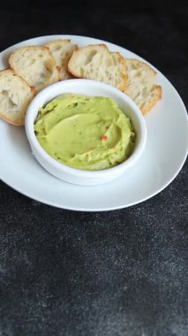 Guacamole dip avokado sosu soğuk meze sebze ezmesi taze organik lezzetli gurme yemek arka planı masa rustik gıda üst görünümü fotokopi alanı 