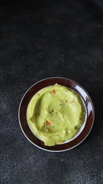 Guacamole dip avokado sosu soğuk meze sebze ezmesi taze organik lezzetli gurme yemek arka planı masa rustik gıda üst görünümü fotokopi alanı 