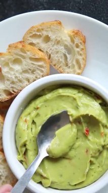 Guacamole dip avokado sosu soğuk meze sebze ezmesi taze organik lezzetli gurme yemek arka planı masa rustik gıda üst görünümü fotokopi alanı 