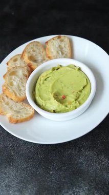 Guacamole dip avokado sosu soğuk meze sebze ezmesi taze organik lezzetli gurme yemek arka planı masa rustik gıda üst görünümü fotokopi alanı 