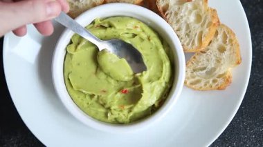 Guacamole dip avokado sosu soğuk meze sebze ezmesi taze organik lezzetli gurme yemek arka planı masa rustik gıda üst görünümü fotokopi alanı 