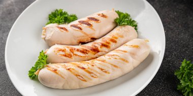 Beyaz sosis ızgara domuz sucuğu domuz eti Bratwurst doğal sebze sebzeler organik ürün taze gurme yemek arka planı masa rustik gıda üst görünümü fotokopi alanı