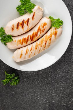 Beyaz sosis ızgara domuz sucuğu domuz eti Bratwurst doğal sebze sebzeler organik ürün taze gurme yemek arka planı masa rustik gıda üst görünümü fotokopi alanı