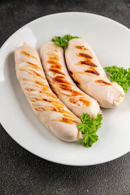 Beyaz sosis ızgara domuz sucuğu domuz eti Bratwurst doğal sebze sebzeler organik ürün taze gurme yemek arka planı masa rustik gıda üst görünümü fotokopi alanı