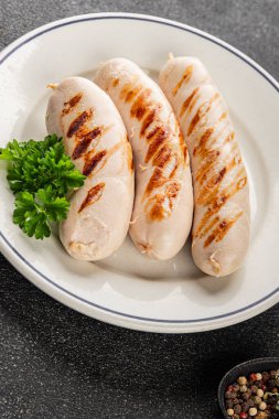 Beyaz sosis ızgara domuz sucuğu domuz eti Bratwurst doğal sebze sebzeler organik ürün taze gurme yemek arka planı masa rustik gıda üst görünümü fotokopi alanı