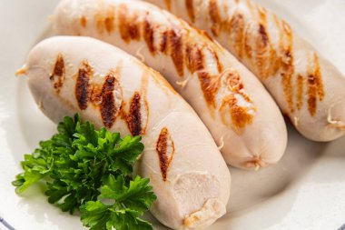 Beyaz sosis ızgara domuz sucuğu domuz eti Bratwurst doğal sebze sebzeler organik ürün taze gurme yemek arka planı masa rustik gıda üst görünümü fotokopi alanı