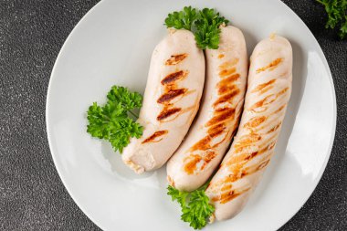 Beyaz sosis ızgara domuz sucuğu domuz eti Bratwurst doğal sebze sebzeler organik ürün taze gurme yemek arka planı masa rustik gıda üst görünümü fotokopi alanı