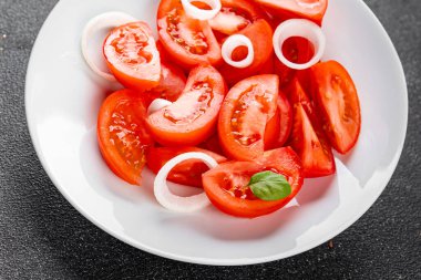 Domates salatası aperatif sebzeler organik ürünler lezzetli gurme yemek arka planda sofrada kırsal yiyecekler fotokopi alanı keto ve paleo diyet vejetaryen ve vejetaryen yiyecekler