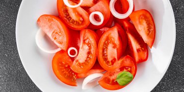 Domates salatası aperatif sebzeler organik ürünler lezzetli gurme yemek arka planda sofrada kırsal yiyecekler fotokopi alanı keto ve paleo diyet vejetaryen ve vejetaryen yiyecekler