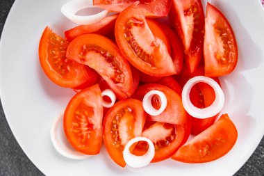 Domates salatası aperatif sebzeler organik ürünler lezzetli gurme yemek arka planda sofrada kırsal yiyecekler fotokopi alanı keto ve paleo diyet vejetaryen ve vejetaryen yiyecekler