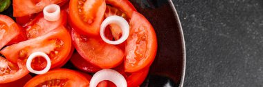Domates salatası aperatif sebzeler organik ürünler lezzetli gurme yemek arka planda sofrada kırsal yiyecekler fotokopi alanı keto ve paleo diyet vejetaryen ve vejetaryen yiyecekler