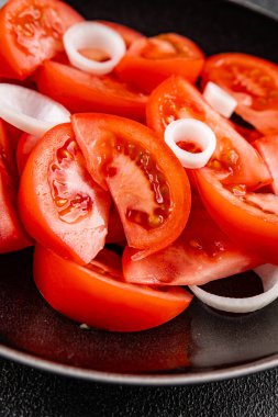 Domates salatası aperatif sebzeler organik ürünler lezzetli gurme yemek arka planda sofrada kırsal yiyecekler fotokopi alanı keto ve paleo diyet vejetaryen ve vejetaryen yiyecekler