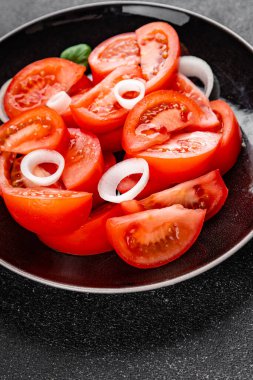 Domates salatası aperatif sebzeler organik ürünler lezzetli gurme yemek arka planda sofrada kırsal yiyecekler fotokopi alanı keto ve paleo diyet vejetaryen ve vejetaryen yiyecekler