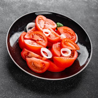 Domates salatası aperatif sebzeler organik ürünler lezzetli gurme yemek arka planda sofrada kırsal yiyecekler fotokopi alanı keto ve paleo diyet vejetaryen ve vejetaryen yiyecekler