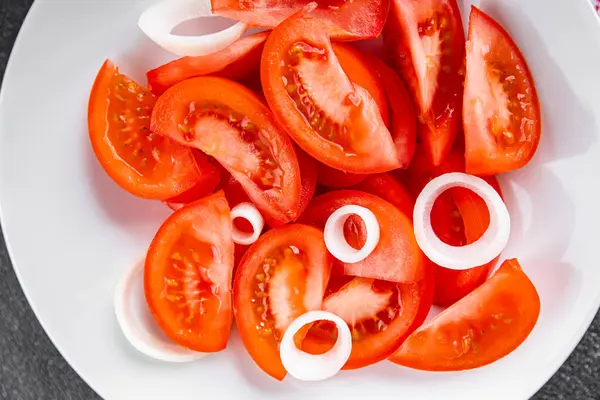 Domates salatası aperatif sebzeler organik ürünler lezzetli gurme yemek arka planda sofrada kırsal yiyecekler fotokopi alanı keto ve paleo diyet vejetaryen ve vejetaryen yiyecekler