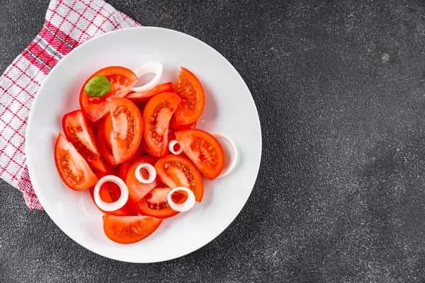 Domates salatası aperatif sebzeler organik ürünler lezzetli gurme yemek arka planda sofrada kırsal yiyecekler fotokopi alanı keto ve paleo diyet vejetaryen ve vejetaryen yiyecekler