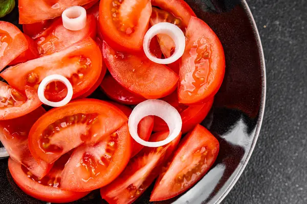 Domates salatası aperatif sebzeler organik ürünler lezzetli gurme yemek arka planda sofrada kırsal yiyecekler fotokopi alanı keto ve paleo diyet vejetaryen ve vejetaryen yiyecekler