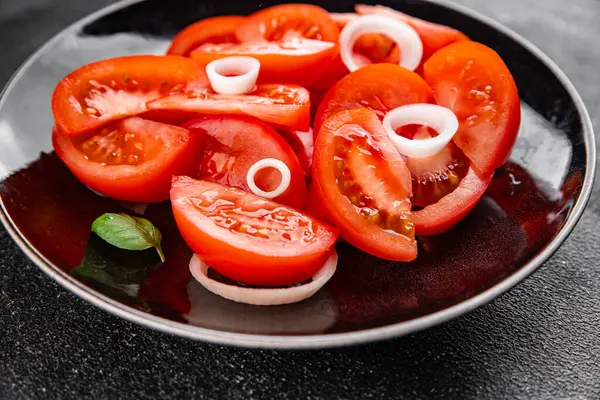 Domates salatası aperatif sebzeler organik ürünler lezzetli gurme yemek arka planda sofrada kırsal yiyecekler fotokopi alanı keto ve paleo diyet vejetaryen ve vejetaryen yiyecekler