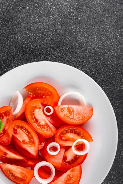 Domates salatası aperatif sebzeler organik ürünler lezzetli gurme yemek arka planda sofrada kırsal yiyecekler fotokopi alanı keto ve paleo diyet vejetaryen ve vejetaryen yiyecekler