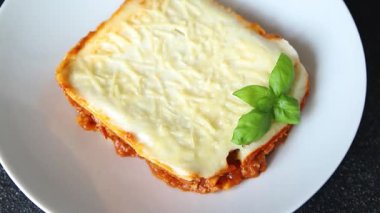 Lasagna eti beşamel, domates sosu, sebze yemeği organik lezzetli gurme yemek arka planı masa rustik gıda üst görünümü fotokopi alanı
