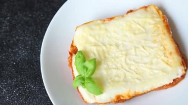 Lasagna eti beşamel, domates sosu, sebze yemeği organik lezzetli gurme yemek arka planı masa rustik gıda üst görünümü fotokopi alanı