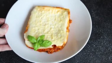 Lasagna eti beşamel, domates sosu, sebze yemeği organik lezzetli gurme yemek arka planı masa rustik gıda üst görünümü fotokopi alanı