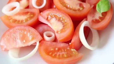 Domates salatası aperatif sebzeler organik taze lezzetli gurme yemek arkaplanı masadaki rustik yiyecekler fotokopi alanı keto ve paleo diyeti.