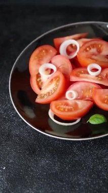 Domates salatası aperatif sebzeler organik taze lezzetli gurme yemek arkaplanı masadaki rustik yiyecekler fotokopi alanı keto ve paleo diyeti.