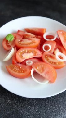 Domates salatası aperatif sebzeler organik taze lezzetli gurme yemek arkaplanı masadaki rustik yiyecekler fotokopi alanı keto ve paleo diyeti.