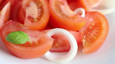 Domates salatası aperatif sebzeler organik taze lezzetli gurme yemek arkaplanı masadaki rustik yiyecekler fotokopi alanı keto ve paleo diyeti.