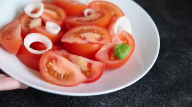 Domates salatası aperatif sebzeler organik taze lezzetli gurme yemek arkaplanı masadaki rustik yiyecekler fotokopi alanı keto ve paleo diyeti.